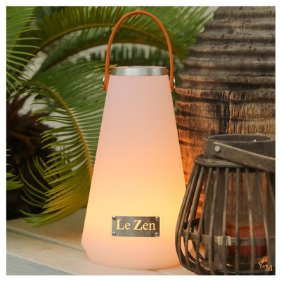 Le Zen - DE LUX  lamp met 4 verschillende LED helderheden. Een stijlvolle, luxe, charmante buitenlamp met LED verlichting in 1.  VEGAN Leder Handvat. Een gave lamp die je mee kan nemen naar o.a. het park, het bos, het strand of gewoon gezellig in de tuin! 