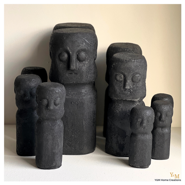 Handgesneden Sumba beelden Zwart gemaakt van keramiek. Deze eenvoudige stenen beelden komen van het eiland Sumba in Indonesië en zijn met de hand uit zandsteen gesneden door lokale ambachtslieden. Shop ze bij Y&M Home Creations en maak jouw huis af!