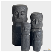 Handgesneden Sumba beelden Zwart gemaakt van keramiek. Deze eenvoudige stenen beelden komen van het eiland Sumba in Indonesië en zijn met de hand uit zandsteen gesneden door lokale ambachtslieden. Shop ze bij Y&M Home Creations en maak jouw huis af!