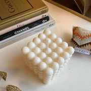 Design Bubble Blok Kaars Crème | Wit - Ravie Kaarsen - Shop ze bij Y&M Home Creations nú met Super Korting! - Cube Kaars – Balletjes kaars