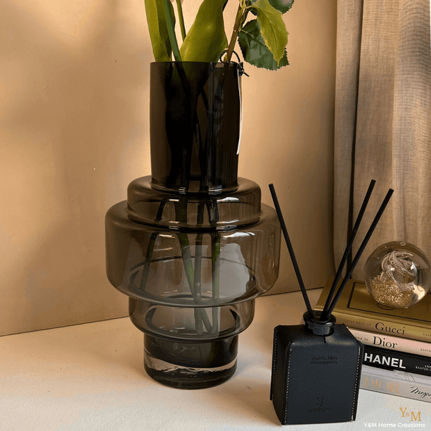 Rookglas Grey Lucy Vaas - Shop jouw Smokey Vaas bij Y&M Home Creations.  Deze gave collectie wil je gewoon in huis hebben. Rookglas, Smokeyglas, Antraciet, Zwart, Pot& Vaas