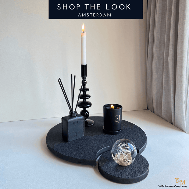 SHOP THE LOOK AMSTERDAM - Zwart Luxe leren tray met Roggen print met unieke woonaccessoires (geurstokjes, geurkaars, kandelaar, press papier ball)  - Inspiratie Set 