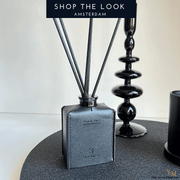 SHOP THE LOOK AMSTERDAM - Zwart Luxe leren tray met Roggen print met unieke woonaccessoires (geurstokjes, geurkaars, kandelaar, press papier ball)  - Inspiratie Set 