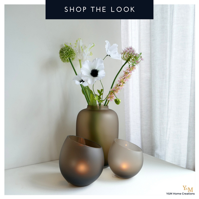 Y&M Luxe Inspiratie Set 'Taupe Satin' - Een mooi luxe set v.d mooie Vase The World Taupe Satin Collectie. Vaas met 2 windlichten - Luxe Hotel Chique Set, staat in elk interieur