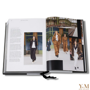 Tafelboek Catwalk Chanel, The Complete Collection – Prachtig boek. The best-selling Chanel Catwalk was het eerste boek waarin alle Chanel-collecties die ooit door Karl Lagerfeld zijn gemaakt, in één boek werden verzameld.  Koffietafelboek voor op de salontafel, leestafel en dressoir. 