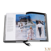 Tafelboek Catwalk Chanel, The Complete Collection – Prachtig boek. The best-selling Chanel Catwalk was het eerste boek waarin alle Chanel-collecties die ooit door Karl Lagerfeld zijn gemaakt, in één boek werden verzameld.  Koffietafelboek voor op de salontafel, leestafel en dressoir. 