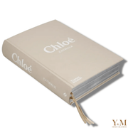 Tafelboek Catwalk Chloé, The Complete Collection – Prachtig boek. The best-selling Chloé Catwalk, het eerste boek brengt de legendarische collecties van Christian Dior en die van zijn opvolgers.  Koffietafelboek voor op de salontafel, leestafel en dressoir. 