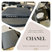 Tafelboek Chanel. Collection and Creations. – Prachtig boek. Geïnspireerd door de kenmerkende geur van het huis 'Chanel No 5'..  Koffietafelboek voor op de salontafel, leestafel en dressoir.