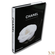Tafelboek Chanel. Collection and Creations. – Prachtig boek. Geïnspireerd door de kenmerkende geur van het huis 'Chanel No 5'..  Koffietafelboek voor op de salontafel, leestafel en dressoir.