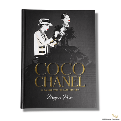 Tafelboek Coco Chanel. Prachtig Koffietafelboek voor op de salontafel, leestafel en dressoir. Mooi inspiratie boek van Coco Chanel. De wereld van een fashion icon "Een mooi tafelboek is tegenwoordig niet meer weg te denken in een mooi, luxe, stijlvol interieur."
