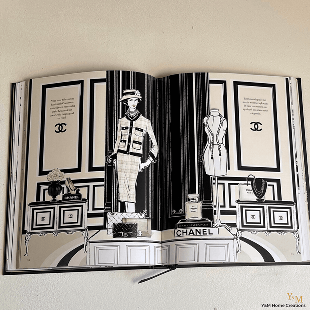 Tafelboek Coco Chanel. Prachtig Koffietafelboek voor op de salontafel, leestafel en dressoir. Mooi inspiratie boek van Coco Chanel. De wereld van een fashion icon "Een mooi tafelboek is tegenwoordig niet meer weg te denken in een mooi, luxe, stijlvol interieur."