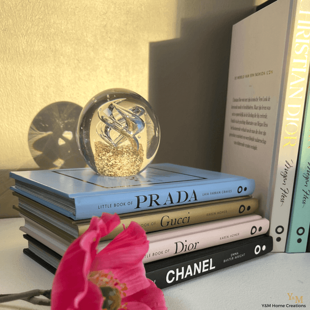 Little book of Prada, Prachtig voor op de salontafel, leestafel en dressoir. Mooi inspiratie boek van Prada.  Shop bij Y&M Home Creations. "Een mooi tafelboek is tegenwoordig niet meer weg te denken in een mooi, luxe, stijlvol interieur."