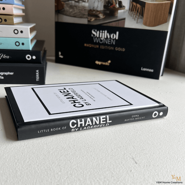 Tafelboek Little book of Chanel by Lagerfeld . Prachtig NIEUW Koffietafelboek voor op de salontafel, leestafel en dressoir. Mooi inspiratie boek van over de iconische modeontwerper Karel Lagerfeld.