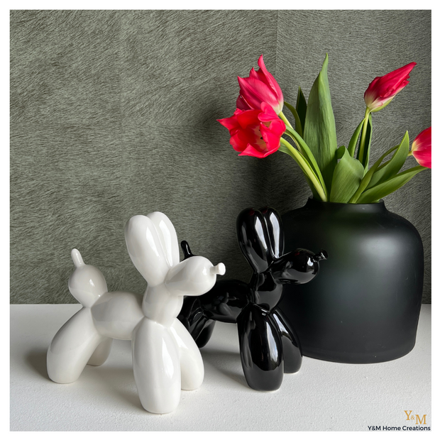 The Balloon Dog Zwart / Black - DE Trend van nú & een echte eyecatcher in huis.  Hoe leuk is deze, van keramiek gemaakte, ballon hond? Je kent het vast wel, clowns die van ballonnen o.a. honden maken. Nu zo'n ballon in keramiek vorm