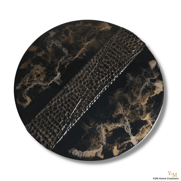 Luxe, Exclusief Marmer Zwart / Goud met croco band Epoxy Tray 40cm rond. Stijl jouw luxe, trendy woonaccessoires af op een uniek dienblad | tray