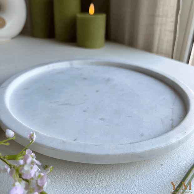 Prachtige wit marmeren tray | schaal rond 25cm met een kleine opstaande rand is strak in al zijn eenvoud en superhandig in gebruik.