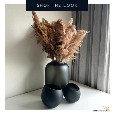 Y&M Luxe Inspiratie Set- Shop The Look Grey Satin' - Een mooie luxe set van het welbekende Vase The World Grey Satin Collectie. Vaas met 2 windlichten & eventueel een mooie grote bos Pluimen- Luxe Hotel Chique Set, staat in elk interieur