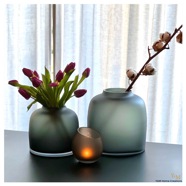 Y&M Home Creations - Vase the World Bartica Satin Vaas Grey.  Deze VTW gave collectie wil je gewoon in huis hebben.  Uniek, Luxe, Exclusief vazen. Mooi met en zonder bloemen! Echt een parel in jouw huis