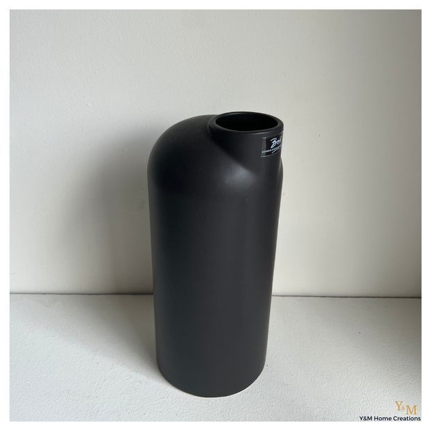 Ben je op zoek naar een zwart strak vormgegeven vaas? Deze mooie modern vormgegeven matzwarte vaas, model Carafe, van aardewerk is een chique toevoeging & een echte eyecatcher voor ieder interieur!  