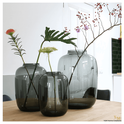 Vase The World Vaas Kara | Artic Rookglas  Grey  Koop het bij Y&M Home Creations – Eric Kuster – Hotel Chique stijl – Trendy – Smokey glas