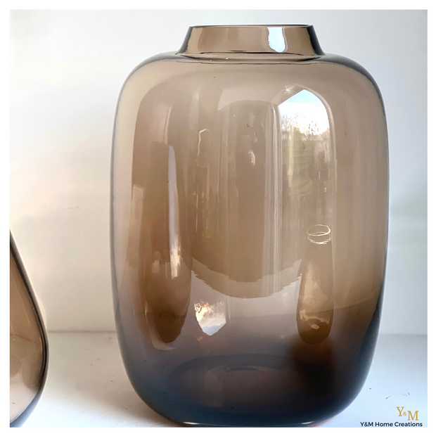 Y&M Inspiratieset ‘SMOKEY’ - Vase The World Rookglas Set met of zonder Pampas Fluffy Pluimen – Eric Kuster – Hotel Chique stijl - Shop the Look! - Rookglas windlichten, Rookglas Vaas Taupe - Cognac 